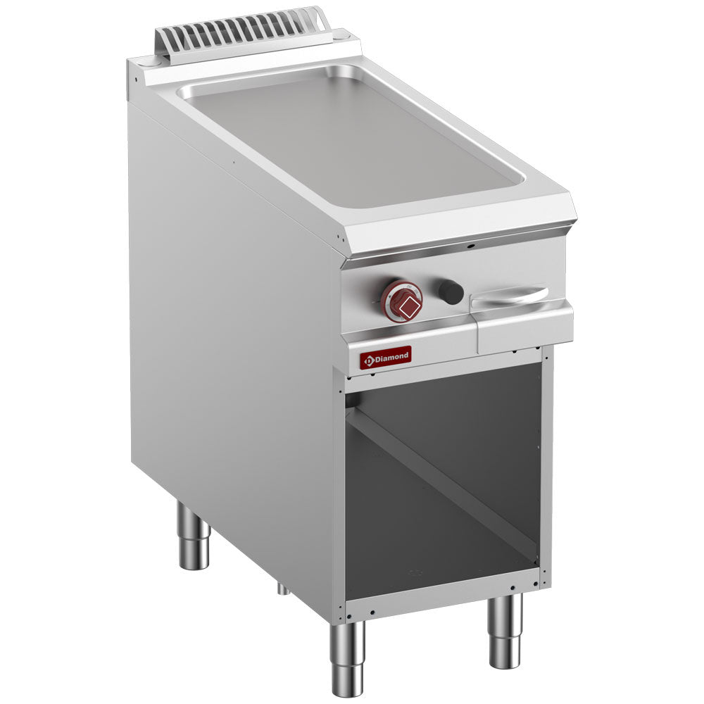 Plaque de cuisson gaz lisse module 1/2 Diamond, vue d'une armoire ouverte, montrant la surface de cuisson en acier inoxydable.
