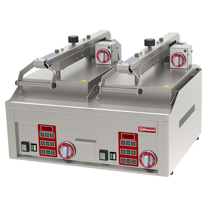 Grill Clam lisse chromé de table Diamond, 4x 230/1V, surface plate pour cuisson, vue en gros plan.