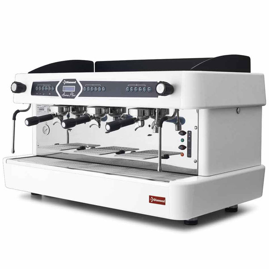 Machine à café automatique Diamond à 3 groupes avec écran digital, blanche, visible avec ses boutons et interface numérique.