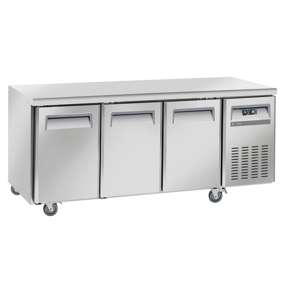 Table frigorifique ventilée Diverso à 3 portes GN 1/1, sur roues avec 2 freins, réfrigérée pour stockage alimentaire.