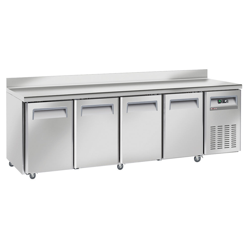 Table frigorifique ventilée Diverso à 4 portes GN 1/1 avec dosseret, sur roues, dont 2 avec freins, pour stockage réfrigéré.