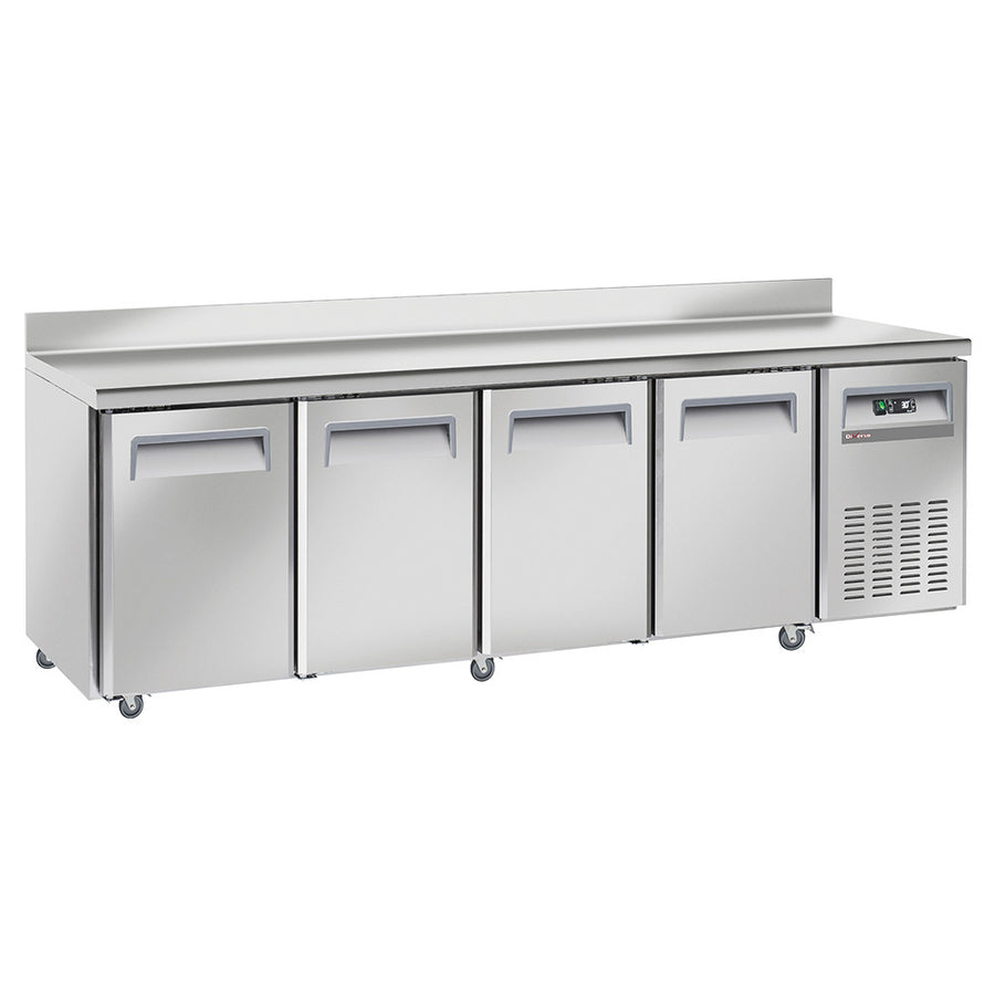Table frigorifique ventilée Diverso à 4 portes GN 1/1 avec dosseret, sur roues, dont 2 avec freins, pour stockage réfrigéré.