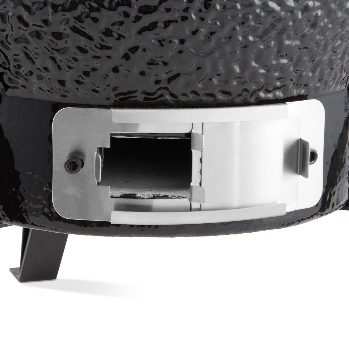 Barbecue kamado premium Maxima de 16 pouces avec surface en céramique et couvercle en acier, idéal pour la cuisson en extérieur.