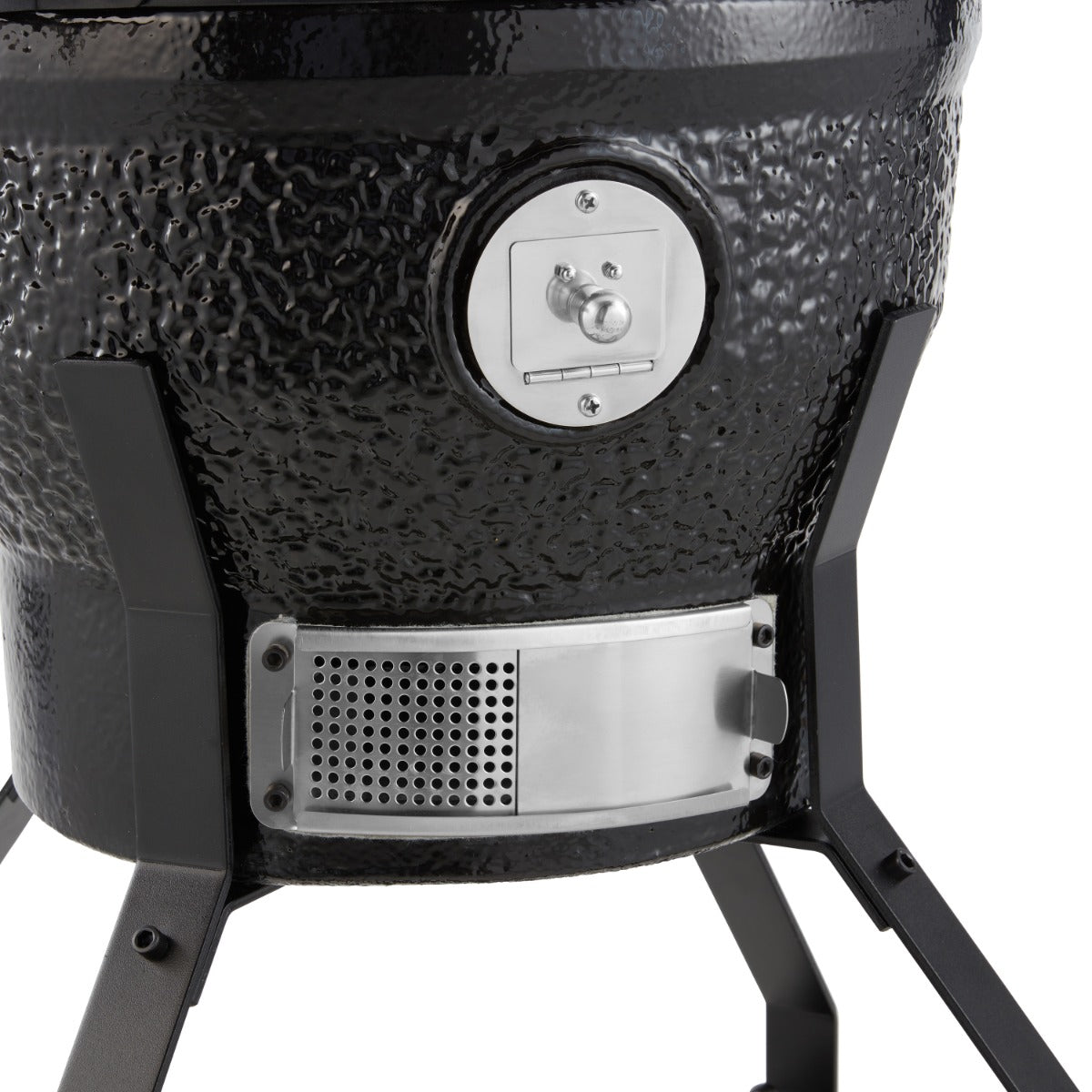 Barbecue Kamado premium de 18 pouces Maxima, en céramique noire avec ventilation, prêt à cuisiner en extérieur.