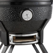 Barbecue Kamado Maxima Premium 26 pouces avec couvercle en céramique et poignées en acier, idéal pour la cuisson en plein air.