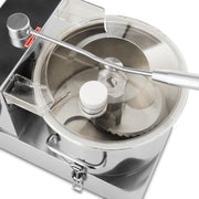 Robot de cuisine Maxima, robot culinaire 6 L avec fouet et accessoires, vue de face avec bol en acier inoxydable.