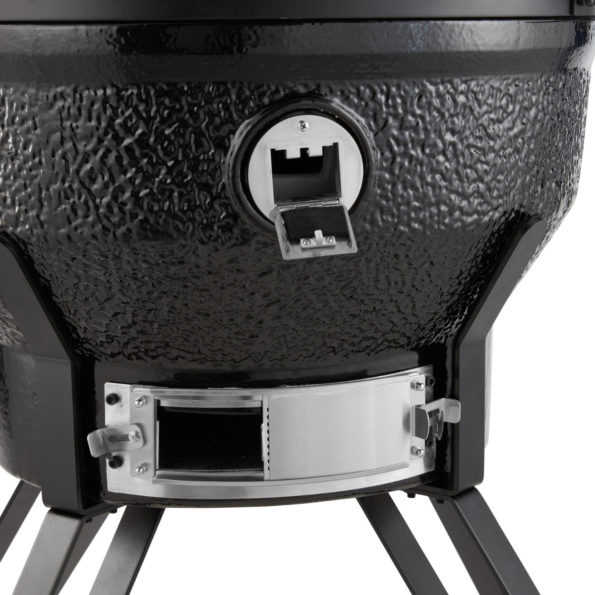 Gril Kamado Premium Maxima de 26 pouces, en céramique noire avec couvercle et poignées en acier, prêt pour la cuisson en plein air.