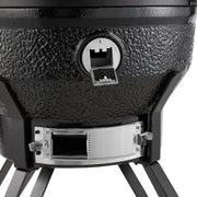 Gril Kamado Premium Maxima de 26 pouces, en céramique noire avec couvercle et poignées en acier, prêt pour la cuisson en plein air.