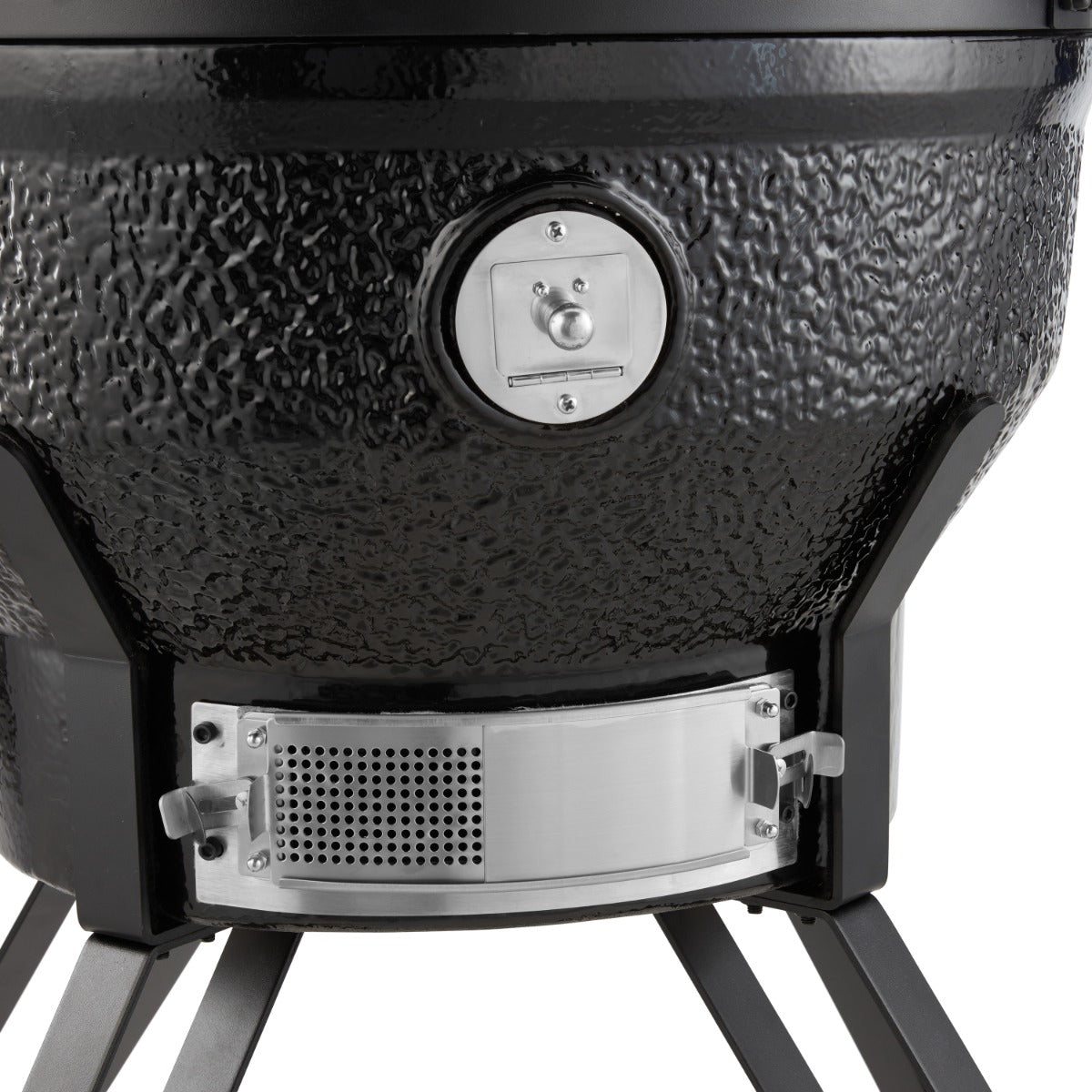 Kamado barbecue premium Maxima de 22 pouces avec surface en céramique noire et cheminée, prêt pour la cuisson en extérieur.