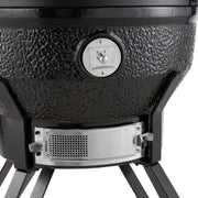 Kamado barbecue premium Maxima de 22 pouces avec surface en céramique noire et cheminée, prêt pour la cuisson en extérieur.