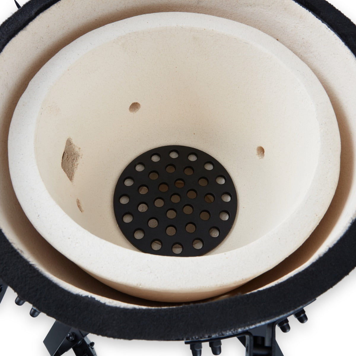 Barbecue kamado premium Maxima de 18 pouces, en céramique noire avec couvercle et grille de cuisson intégrée.