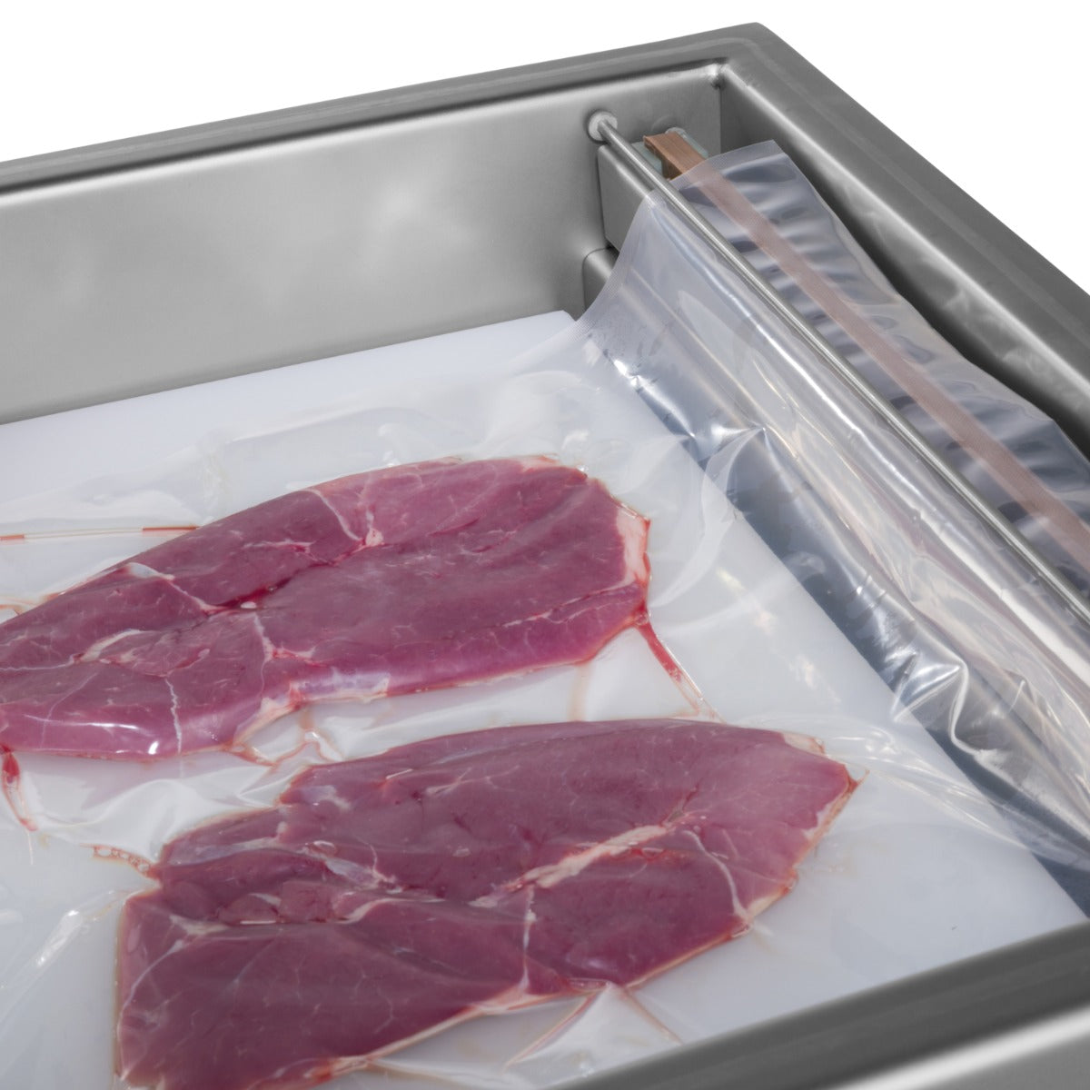 Machine à emballer sous vide Maxima, chambre de 44 cm, dimensions W22 x D46 x H46 cm, vue de la machine en fonctionnement
