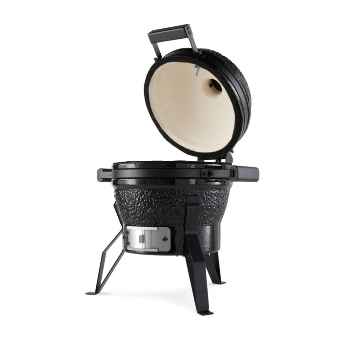 Barbecue kamado premium de 13 pouces Maxima, vue de face avec sa surface en céramique noire et ses accessoires.