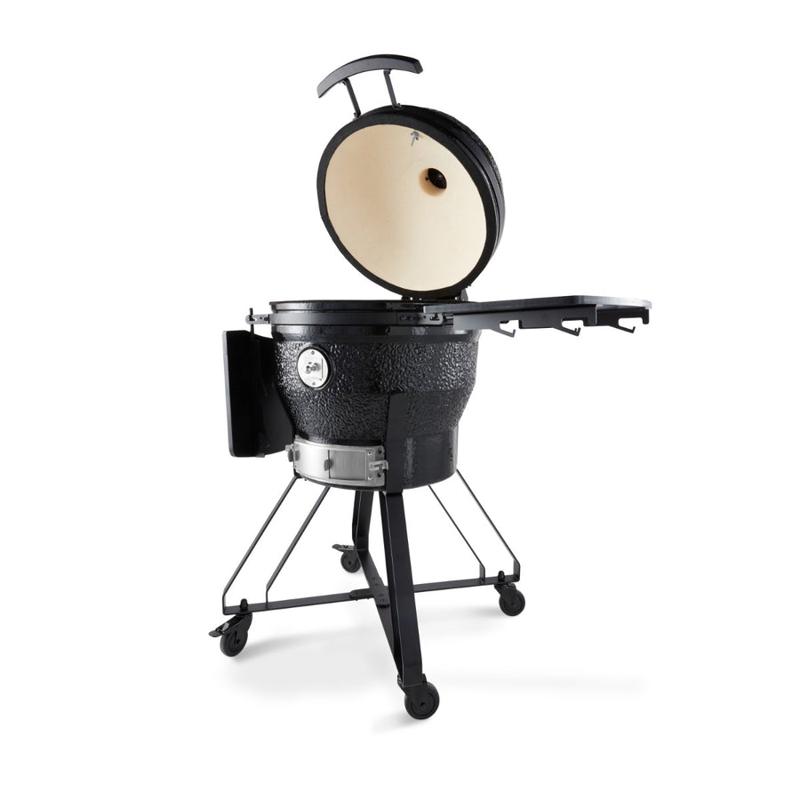 Barbecue kamado premium Maxima de 22 pouces avec couvercle en céramique noir et cheminée intégrée, prêt à cuisiner.