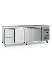 Réfrigérateur de comptoir Maxima, table réfrigérée positive de 223 cm avec 4 portes, intérieur visible et étagères ajustables.
