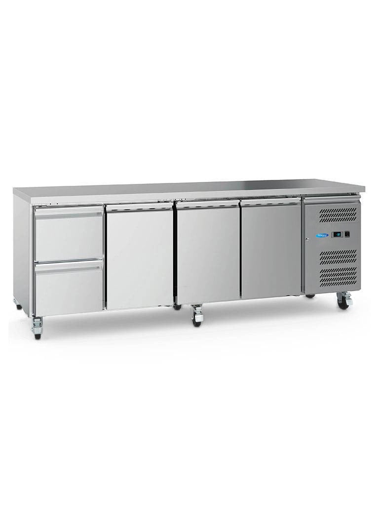 Réfrigérateur de comptoir Maxima, table réfrigérée positive de 223 cm avec 4 portes, intérieur visible et étagères ajustables.