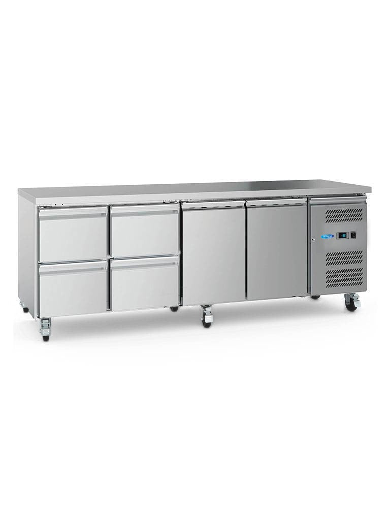 Réfrigérateur de comptoir Maxima, table réfrigérée positive de 223 cm avec 4 portes, vue de face.