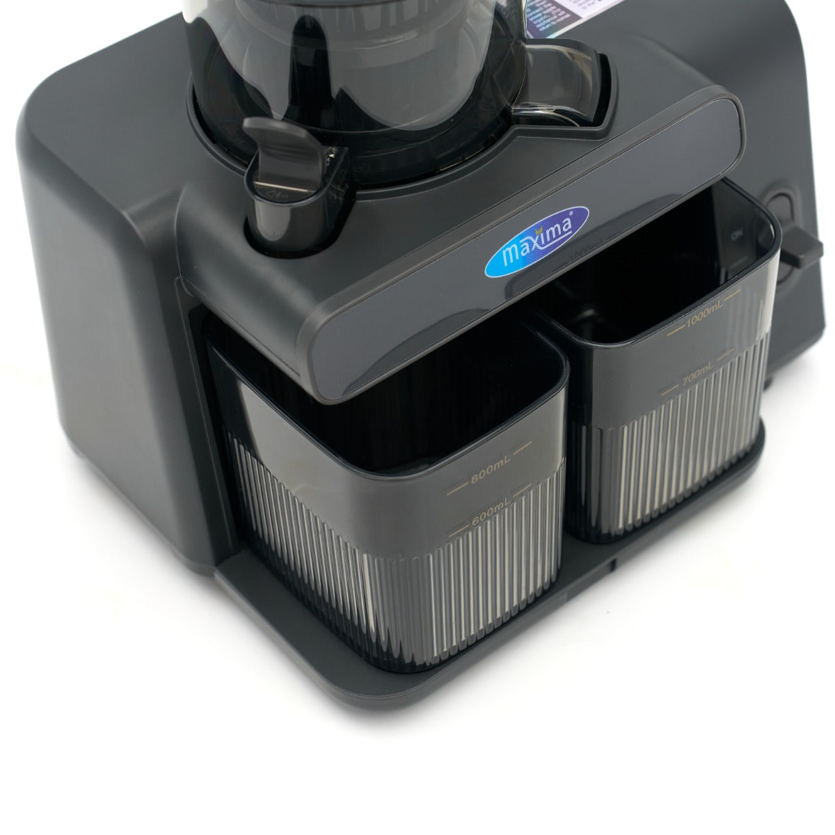 Extracteur de jus Maxima professionnel, presse-agrumes lent avec récipient à jus de 0,8L, en action sur un plan de travail.