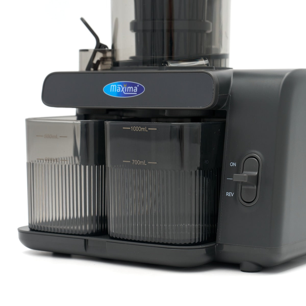 Extracteur de jus Maxima professionnel avec presse-agrumes lent et récipient à jus de 0,8L, en fonctionnement.