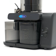 Extracteur de jus Maxima professionnel avec presse-agrumes lent et récipient à jus de 0,8L, en fonctionnement.