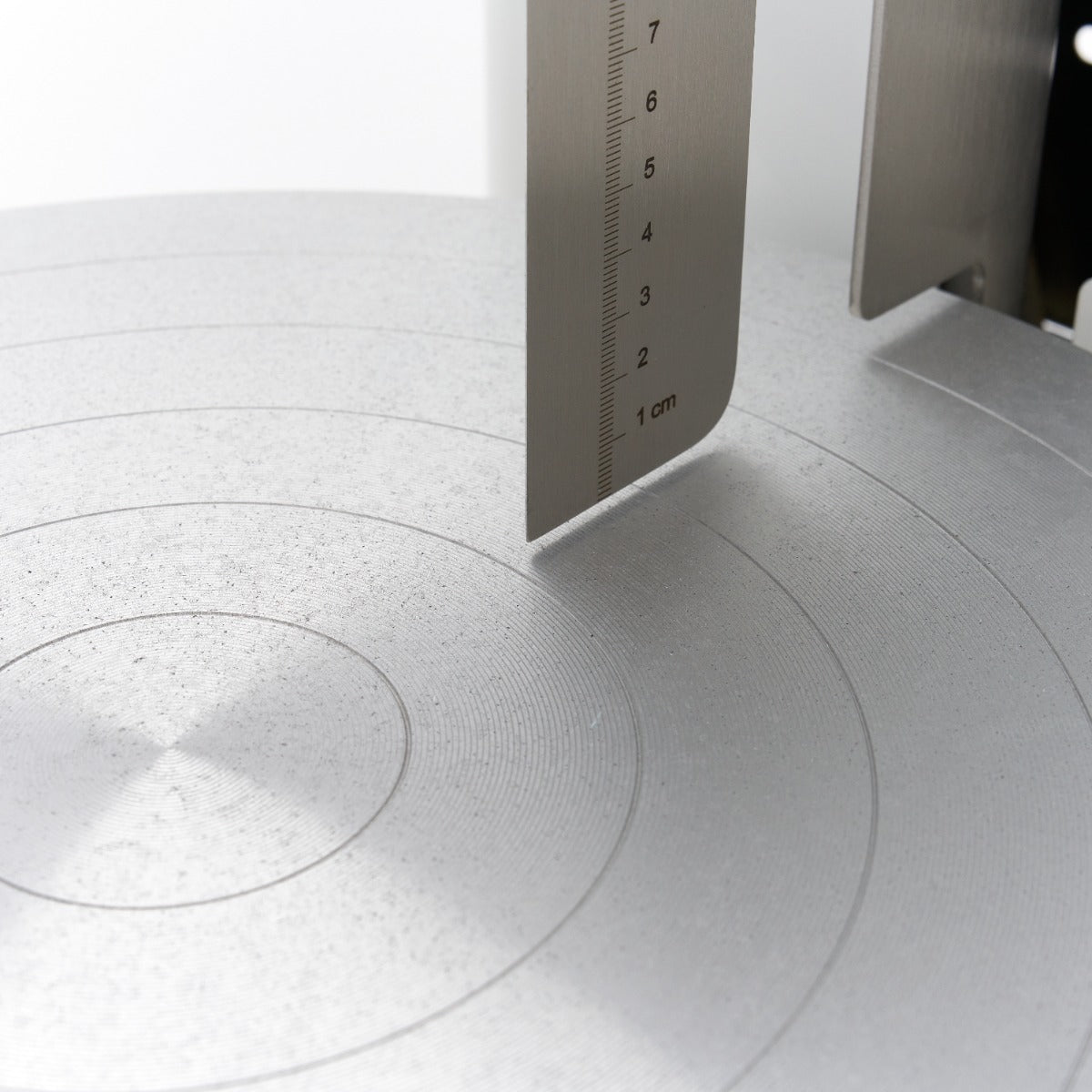 Machine à décorer les gâteaux Maxima, diamètre 36,4 cm, en blanc, idéale pour la décoration de pâtisserie.