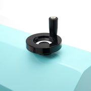 Machine à décorer les gâteaux Maxima en bleu, diamètre 36,4 cm, avec accessoires pour créer des décorations gourmandes.