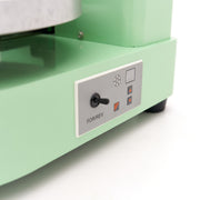 Machine à décorer les gâteaux Maxima, diamètre 36,4 cm, vert, avec accessoires pour la décoration de gâteaux.