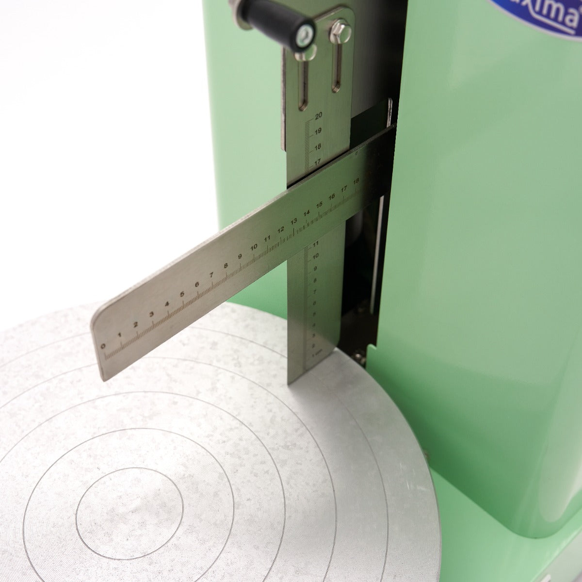 Machine à décorer les gâteaux Maxima, diamètre 36,4 cm, en vert, utilisée pour la décoration de gâteaux.