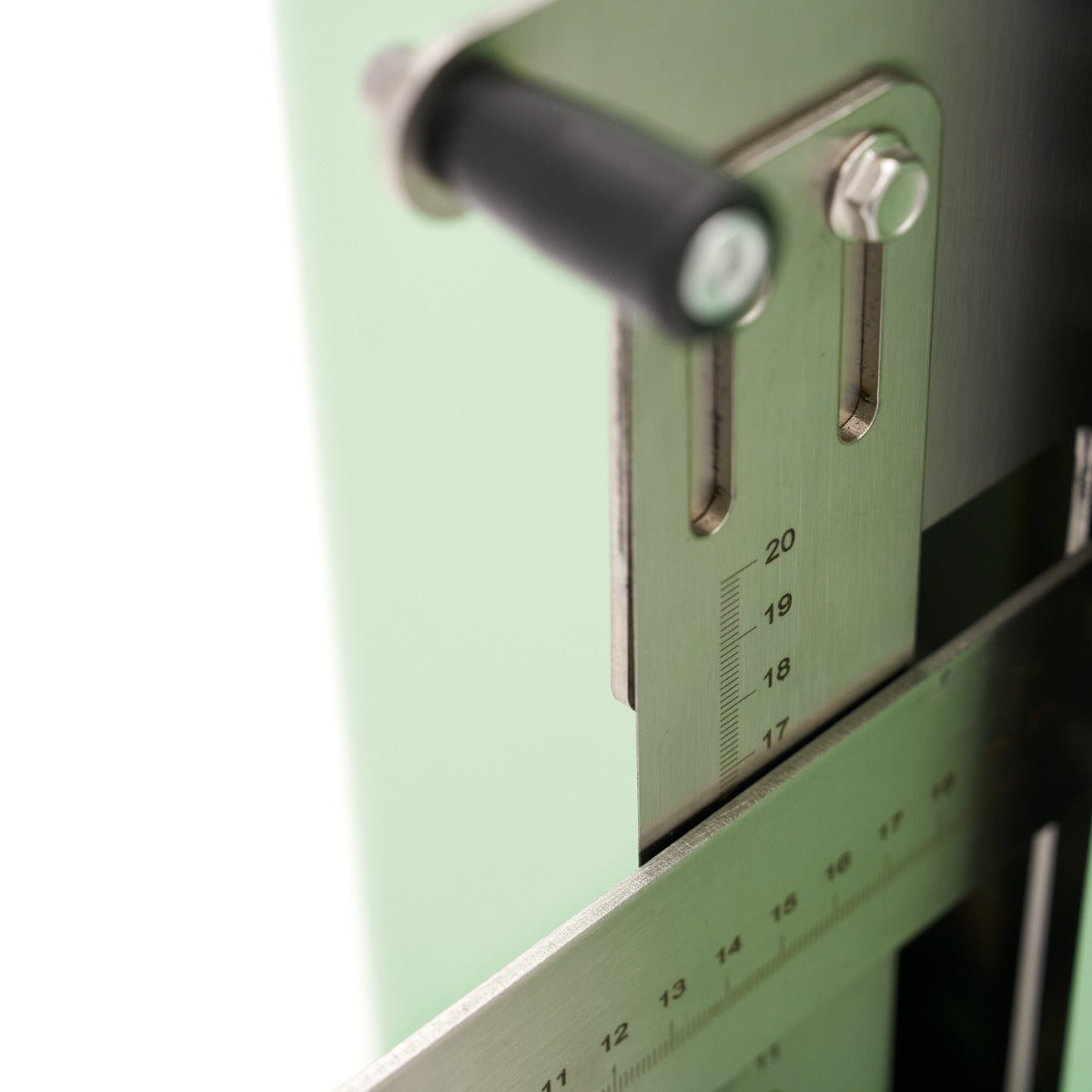 Machine à décorer les gâteaux Maxima, diamètre 36,4 cm, en vert, conçue pour décorer facilement les gâteaux.