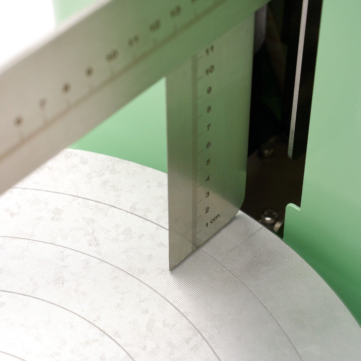 Machine à décorer les gâteaux Maxima, diamètre 36,4 cm, en plastique vert, utilisée pour la décoration de gâteaux.