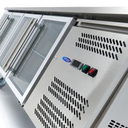 Réfrigérateur de comptoir Maxima, table réfrigérée positive de 223 cm avec 4 portes vitrées pour stockage froid.