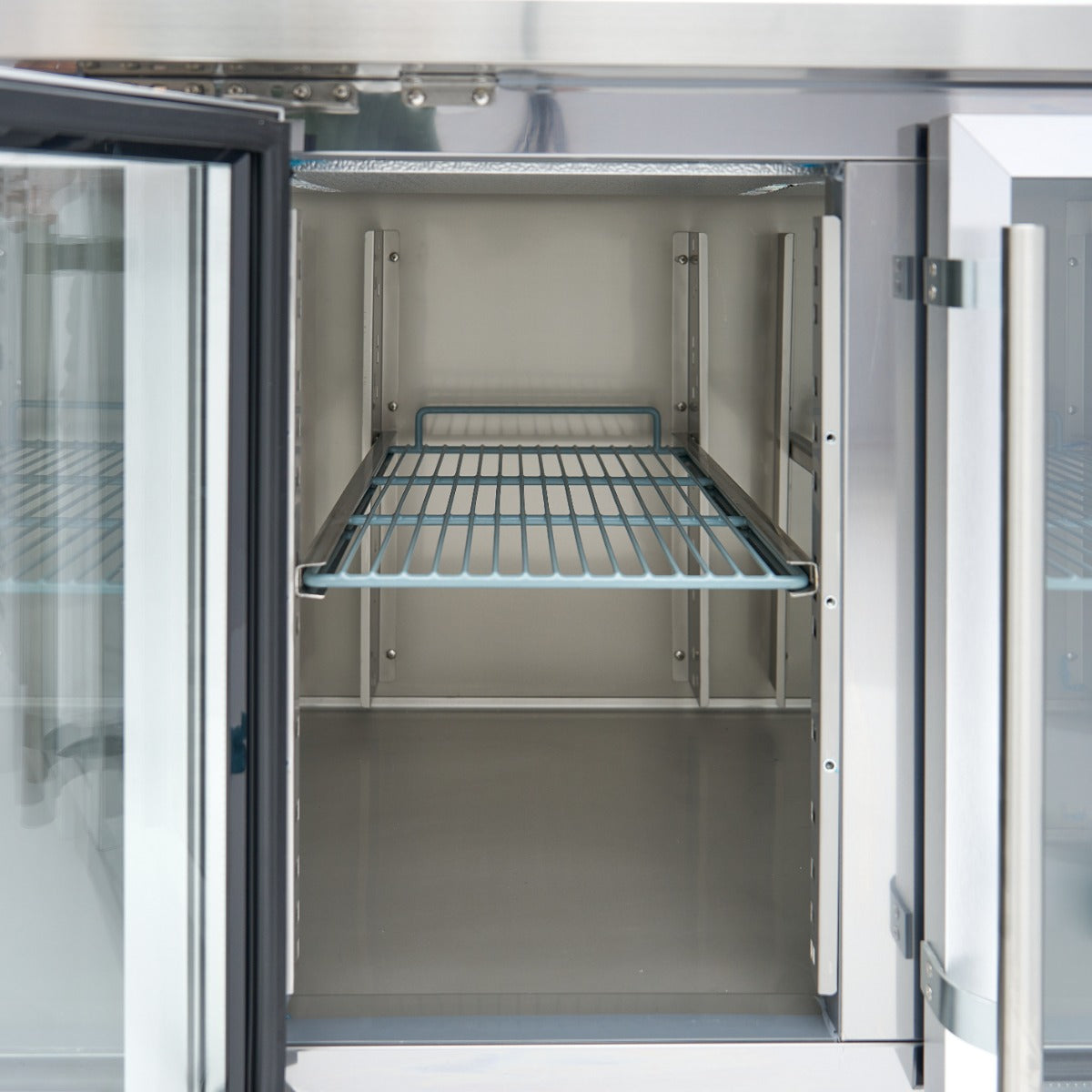 Réfrigérateur de comptoir Maxima, table réfrigérée positive de 223 cm avec 4 portes vitrées, stockage alimentaire.