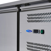 Réfrigérateur de comptoir Maxima, table réfrigérée positive, 4 portes, 223 cm de haut, vue de face avec portes fermées.