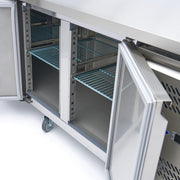 Réfrigérateur de comptoir Maxima, table réfrigérée positive, 223 cm avec 4 portes visible dans l'image.