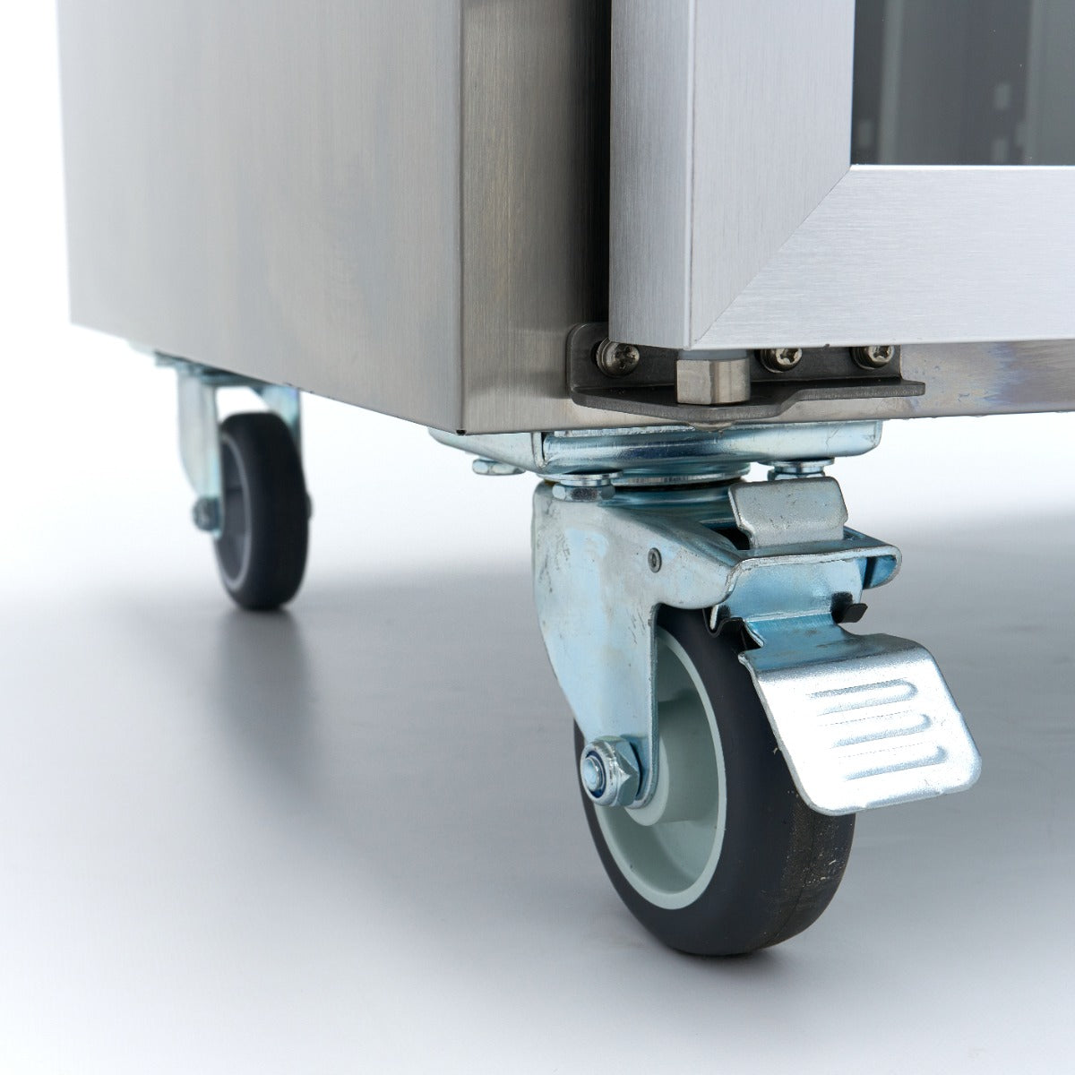 Réfrigérateur de comptoir Maxima 180 cm avec 3 portes vitrées pour une visibilité claire du contenu.