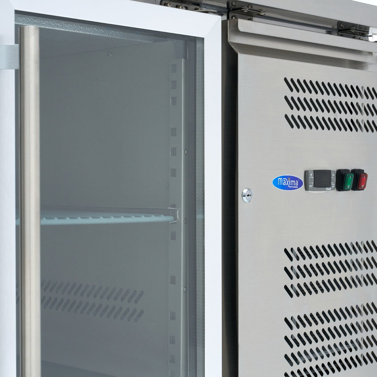 Réfrigérateur de comptoir Maxima de 180 cm avec 3 portes vitrées, design moderne et espace de stockage visible.