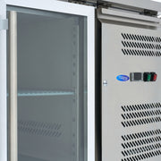 Réfrigérateur de comptoir Maxima de 180 cm avec 3 portes vitrées, design moderne et espace de stockage visible.