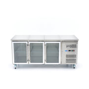 Réfrigérateur de comptoir Maxima de 180 cm avec trois portes vitrées, affichant des aliments et boissons à l'intérieur.