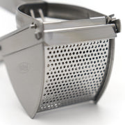 Presse-purée manuel Maxima en inox avec poignée pour écraser facilement les légumes et fruits.
