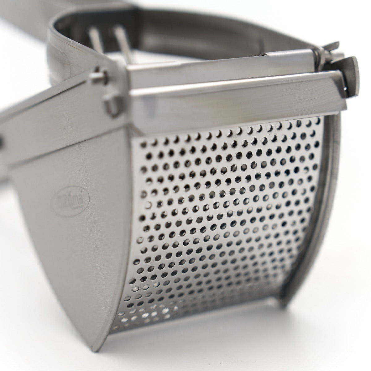 Presse-purée manuel Maxima en inox avec poignée pour écraser facilement les légumes et fruits.