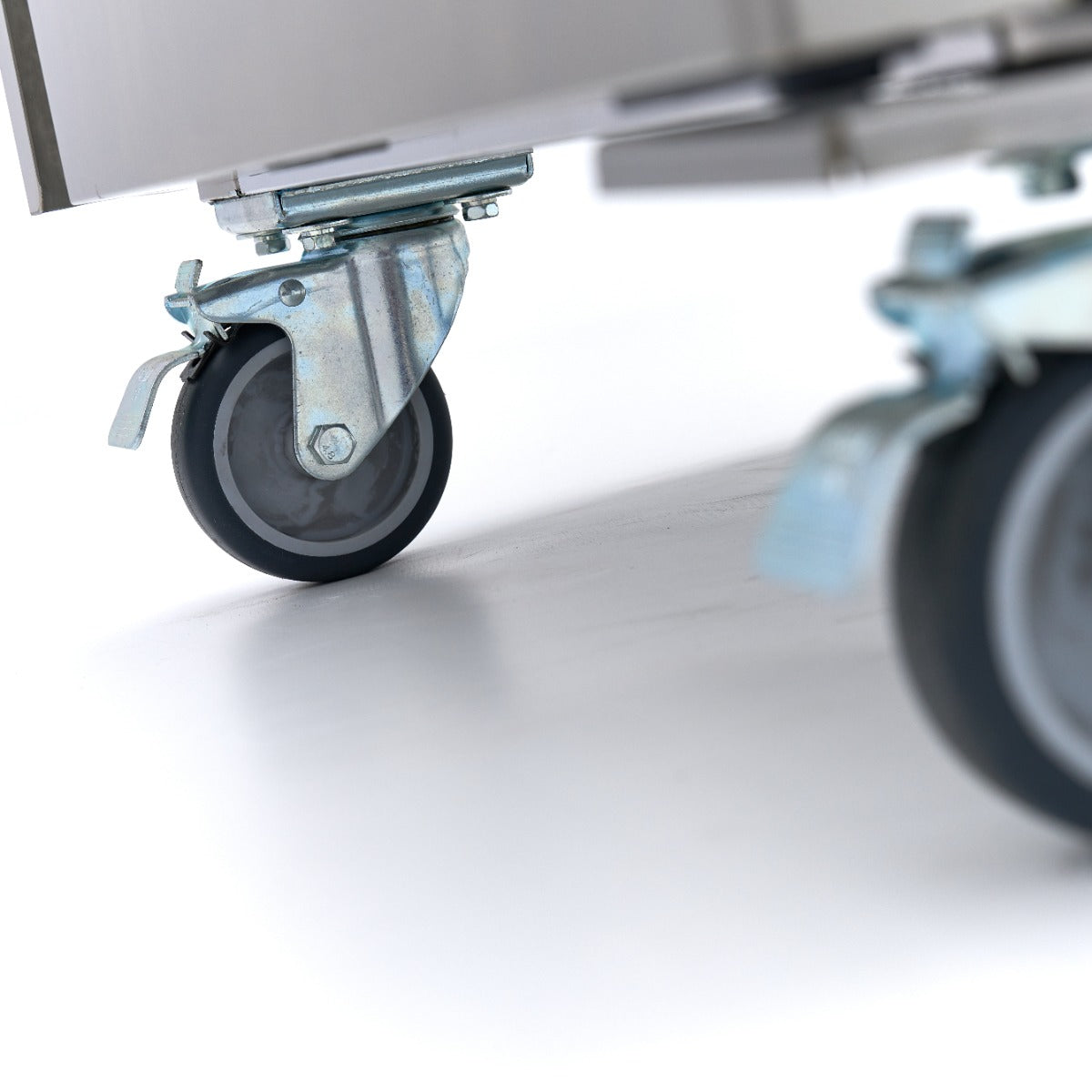 Réfrigérateur en acier inoxydable Maxima de 600 L avec 3 étagères réglables, sur roulettes, pour une utilisation flexible.