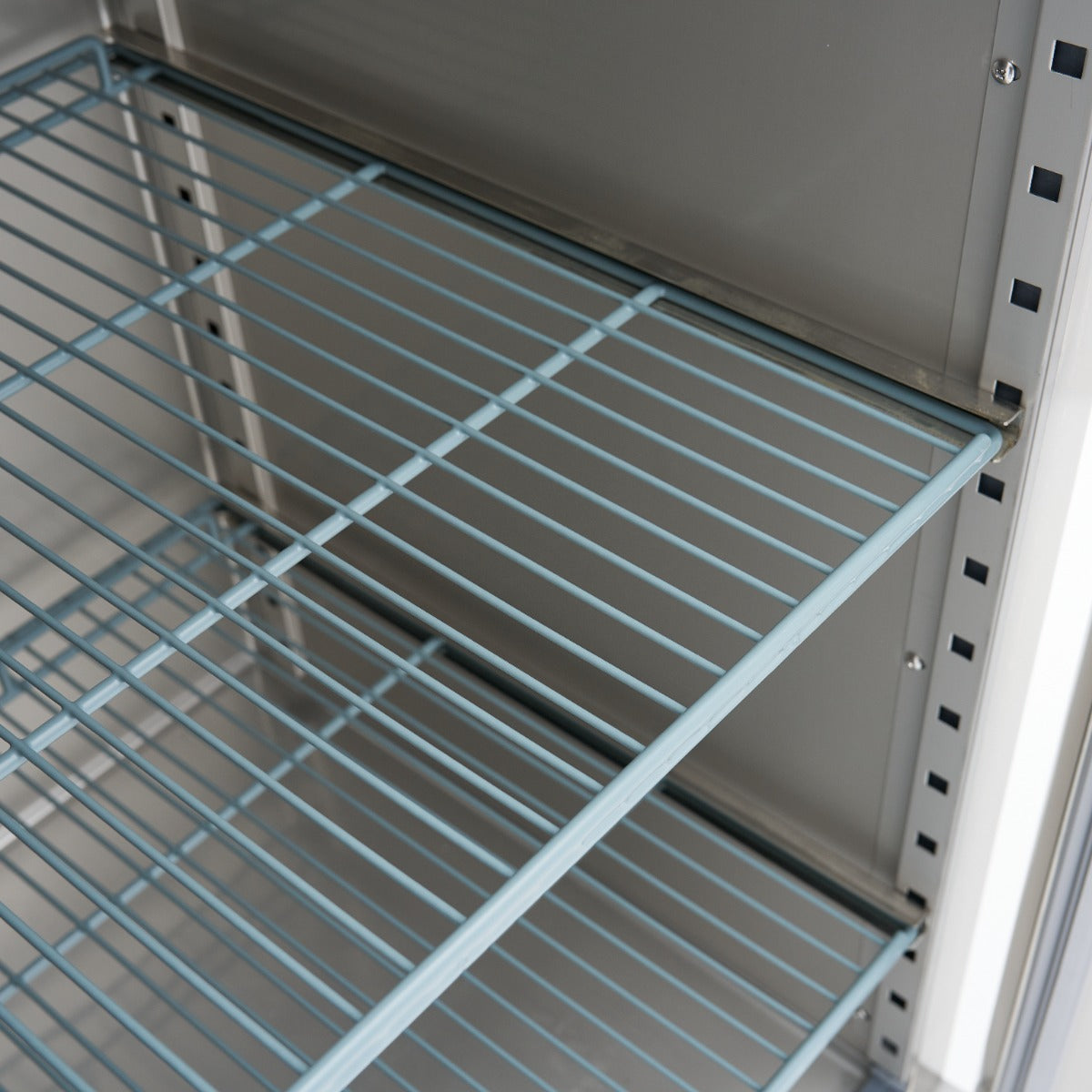 Réfrigérateur Maxima en acier inoxydable, 600 L, avec 3 étagères réglables, sur roulettes, modèle 2/1 GN.