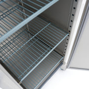Réfrigérateur Maxima en acier inoxydable de 600 L avec 3 étagères réglables, sur roulettes, pour stockage professionnel.