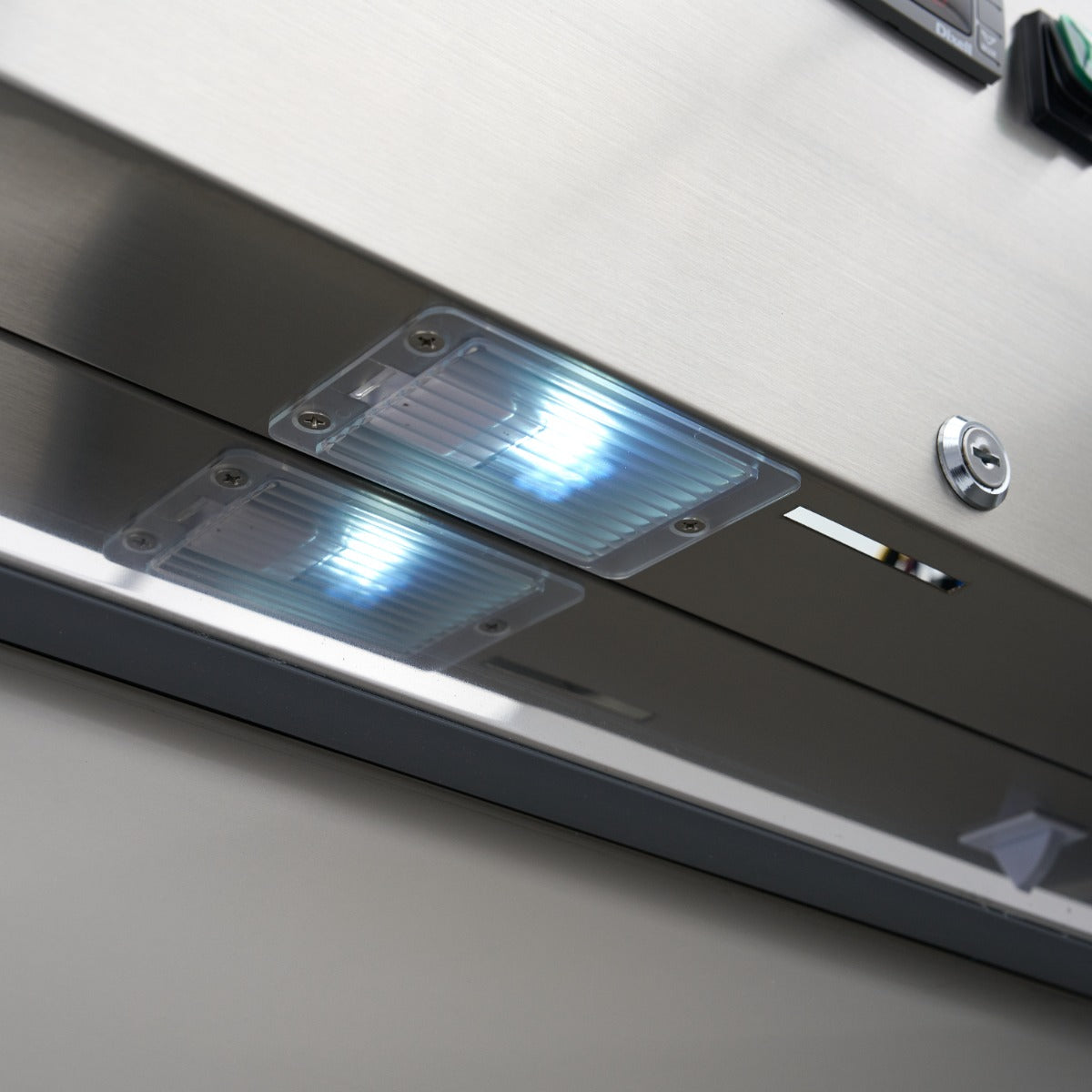Réfrigérateur Maxima en acier inoxydable de 600 L avec 3 étagères réglables sur roulettes, design moderne et pratique.
