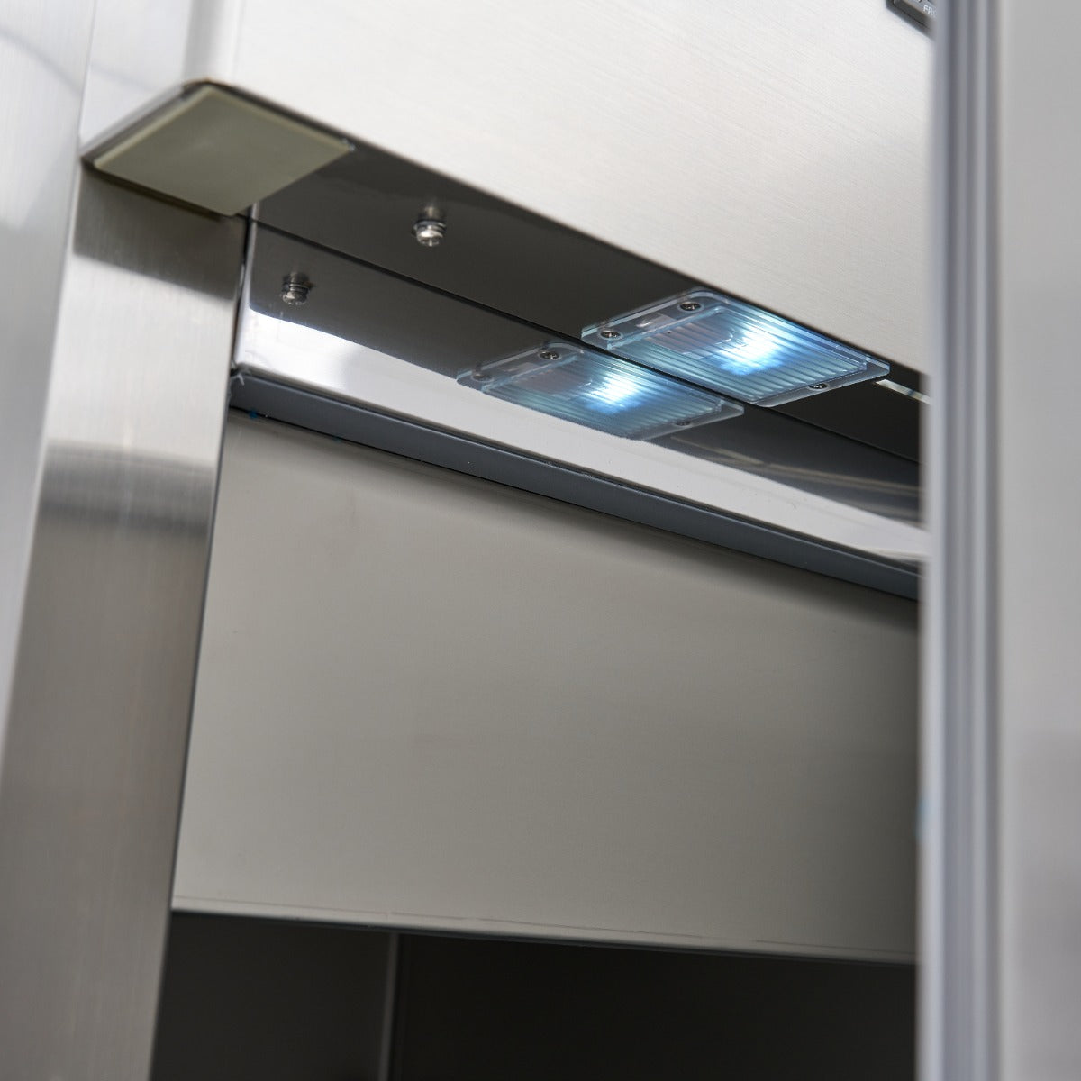 Réfrigérateur en acier inoxydable Maxima de 600 L avec 3 étagères réglables, sur roulettes, image montrant l'intérieur et l'extérieur