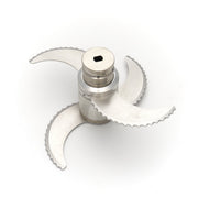 Robot culinaire Maxima avec bloc de lames dentelé, capacité de 30 L, montrant la lame dentelée pour hacher et mélanger.