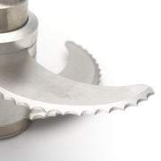 Robot culinaire Maxima de 30L avec bloc de lames dentelé, vue de face, montrant la tête du robot et ses composants en inox.
