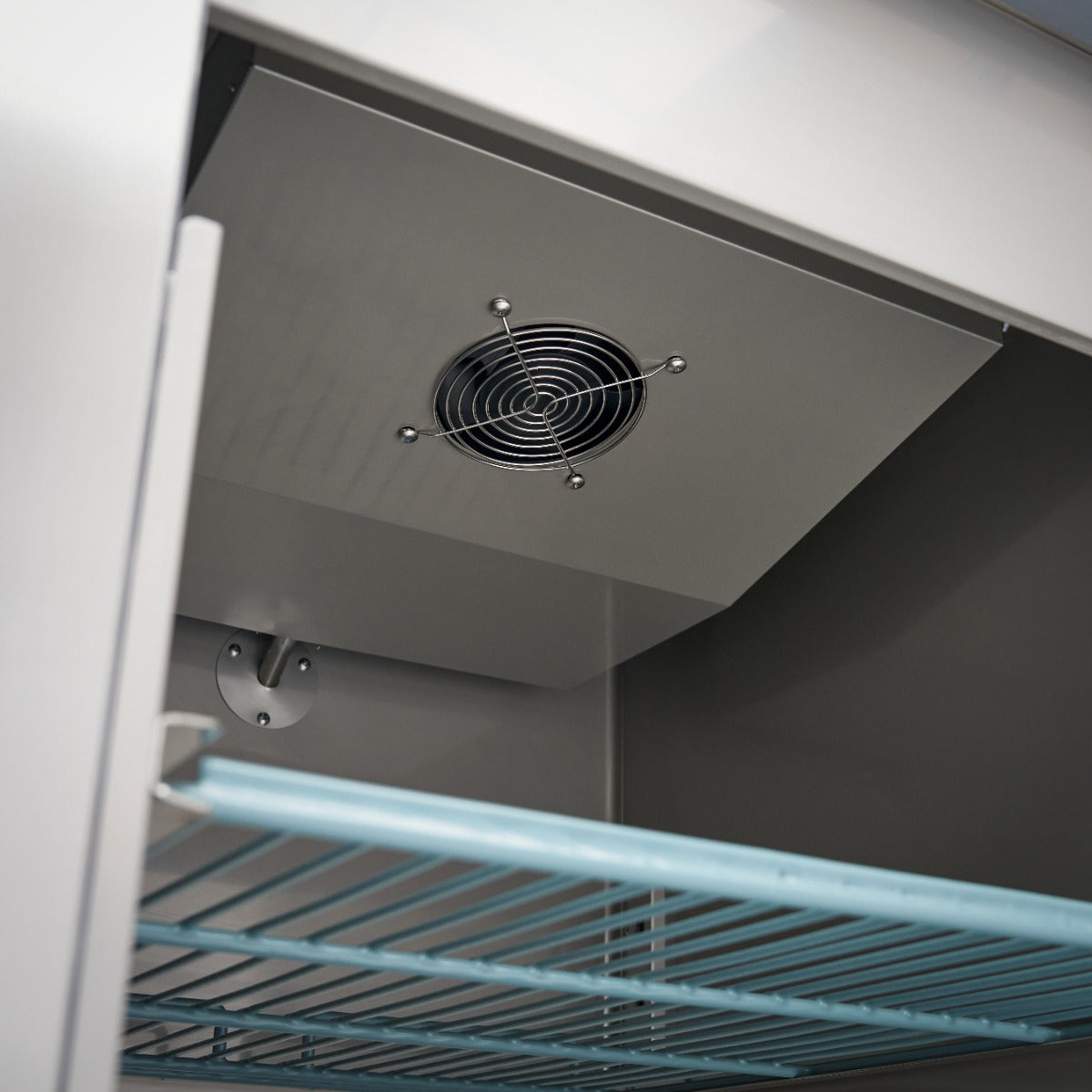 Réfrigérateur en acier inoxydable Maxima de 600 L avec 3 étagères réglables, sur roulettes, pour stockage efficace.