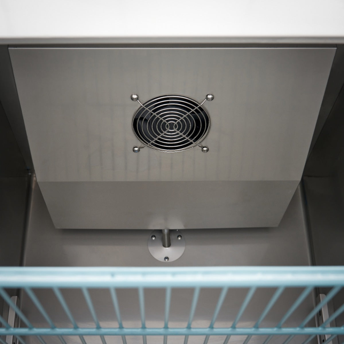 Réfrigérateur Maxima en acier inoxydable de 600 L avec 3 étagères réglables sur roulettes, modèle 2/1 GN.