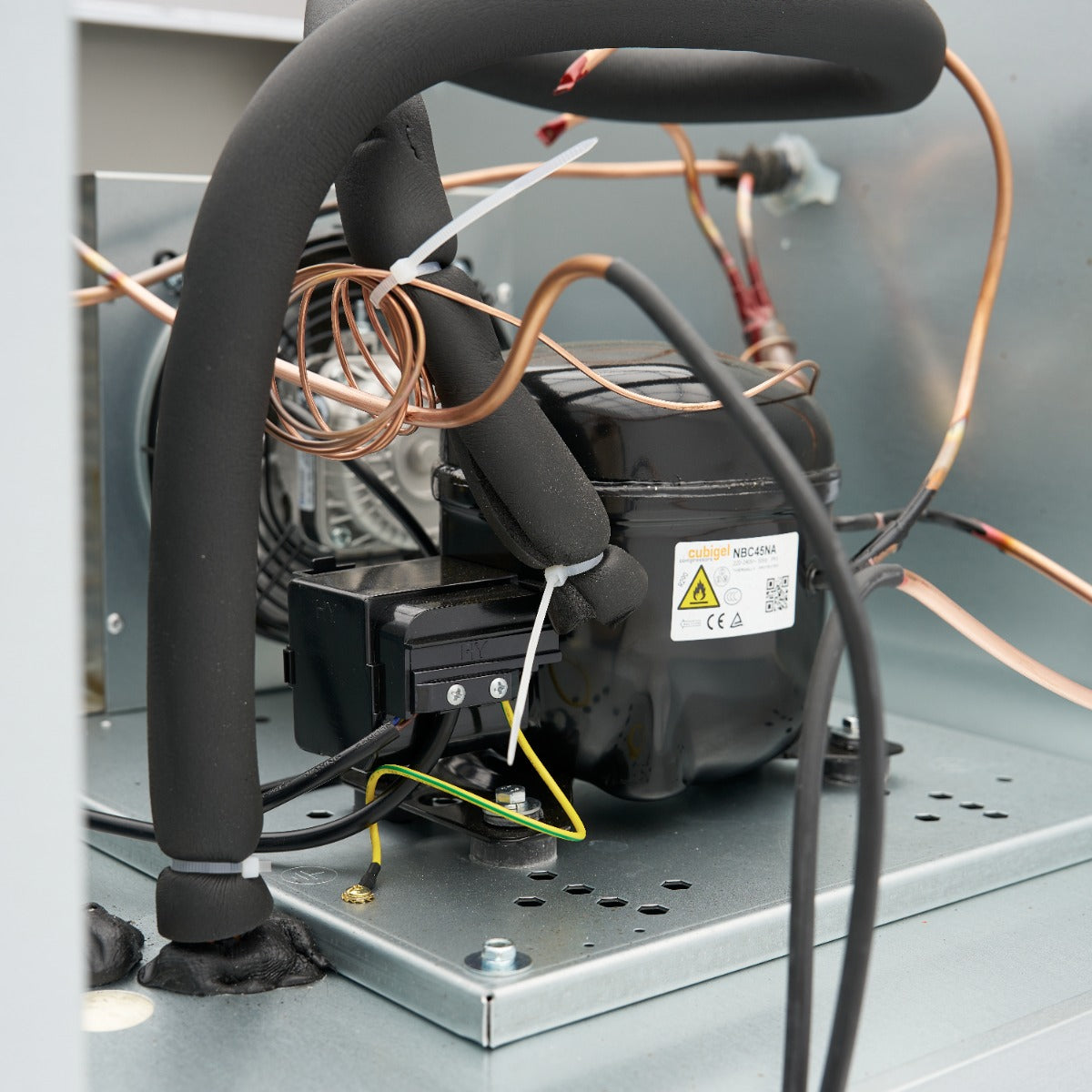 Réfrigérateur Maxima en acier inoxydable de 600 L avec 3 étagères réglables et roulettes, vue de face avec portes fermées.